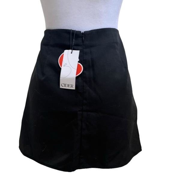 Cider NWT TikTok Favorite Mini Skirt with Side Ruching in Black Size S - Picture 2 of 4